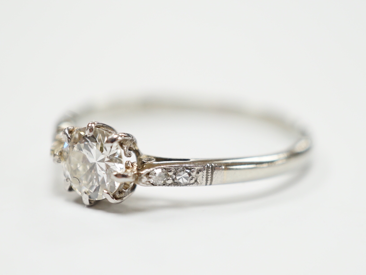 An 18ct, plat. and single stone diamond ring, with diamond set shoulders, size M/N, gross weight 1.9 grams.
